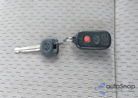 2004 Toyota Camry Le z USA, uszkodzony, nr VIN 4T1BE32K74U908126